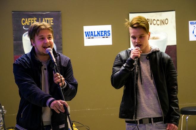 Niklas Kuru ja Eetu Santala eli duo Turvasana esiintyi Kauhajoen Walkersissa päivällä aikuisille ja illalla nuorten bileissä. KUVA: JORMA HAVULA
