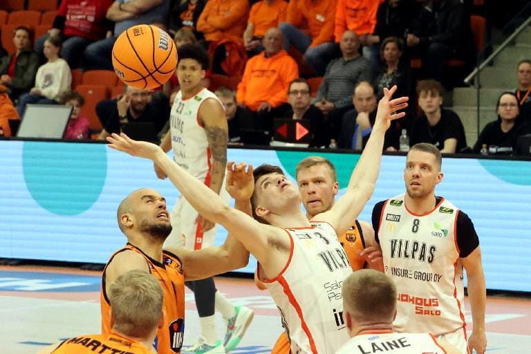 Koripalloilija Perttu Blomgren (kesk.) jatkaa uraansa bosnialaisjoukkueessa. Arkistokuva.