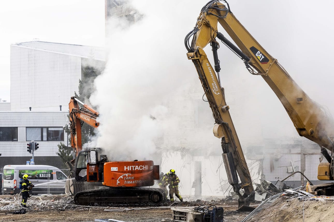 Kärähtänyt Hitachi-merkkinen kaivinkone levitti suurehkon savupilven, mutta vaaraa tilanteesta ei ollut sivullisille.
