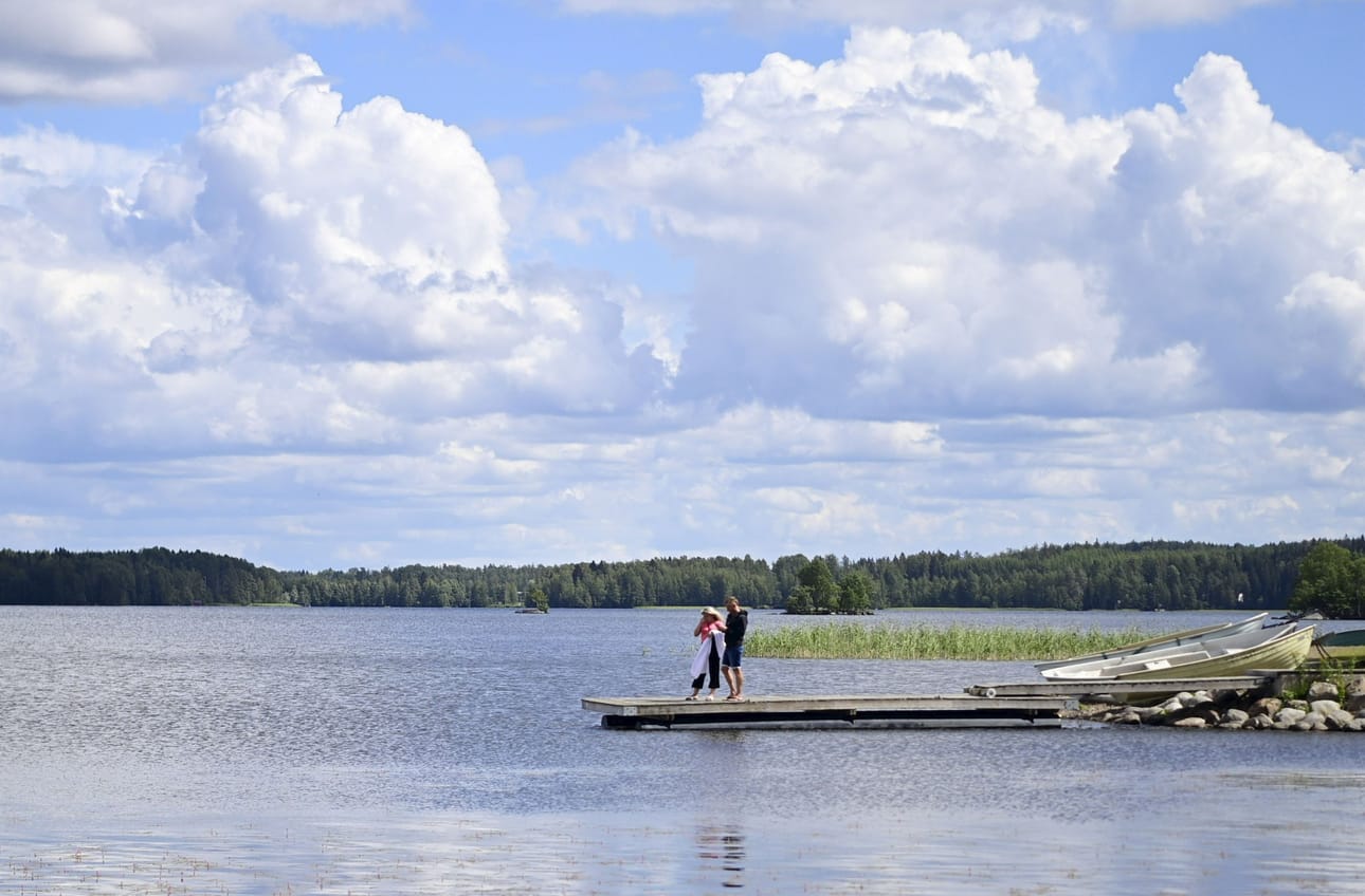 Sää on tänään eteläisessä ja keskisessä Suomessa korkeapaineen ansiosta poutaisen lämmin ja lämpötilat liikkuvat 21–25 asteessa. LEHTIKUVA / EELIS BERGLUND