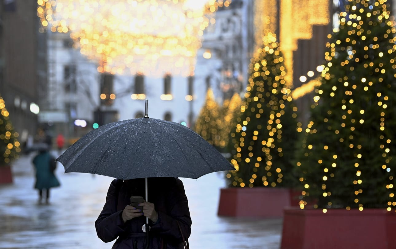 Sunnuntaina ja maanantaina lunta voi sadella hieman ympäri maata, mutta lumettomille alueille ei ole odotettavissa merkittäviä lumisateita ennen joulua.