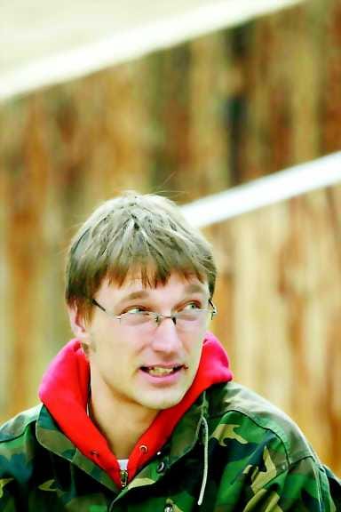Mika Nuojua. Näyttelijä ja ohjaaja Tuusulasta.