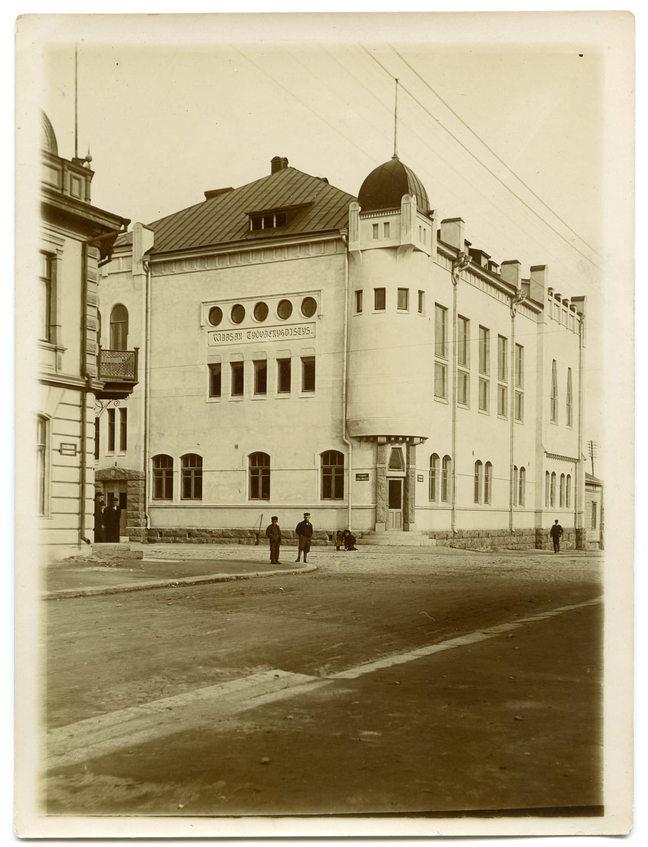 Vanhassa postikortissa näkyy kulmatornin alla sisäänkäynti ravintola Kulmaan.