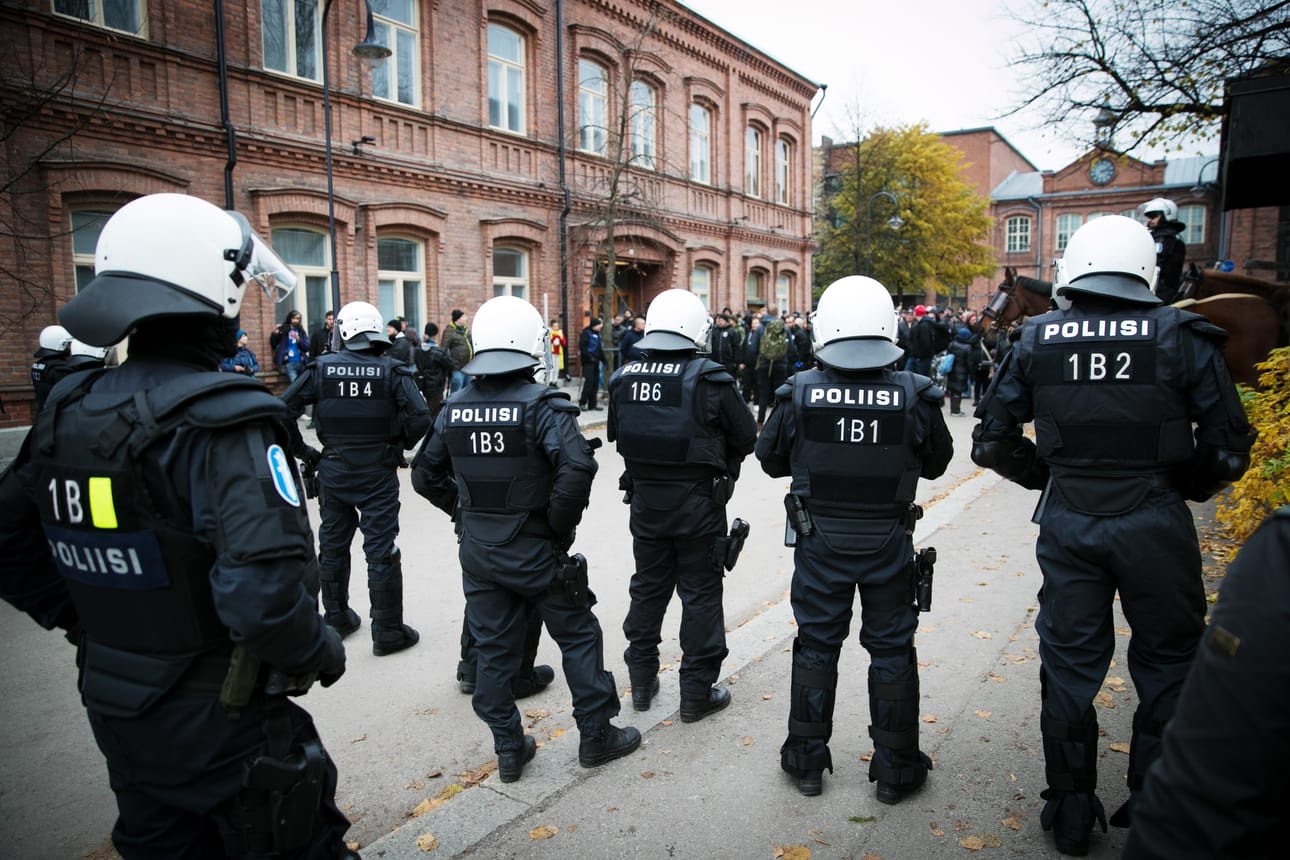 Suomalaiset luottavat virkavaltaan enemmän kuin mihinkään muuhun valtaan. Kuvassa poliisi pitää järjestystä yllä Tampereen natsimarssilla lokakuussa 2017.