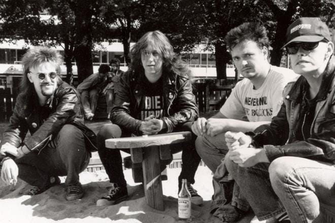 Klamydia vuonna 1995: Jari Helin, Hantta Viinamäki, Vesku Jokinen ja Riku Purtola. Kuvan kossupullo saattaa liittyä asiaan. KUVA: JANNE LAAKSONEN