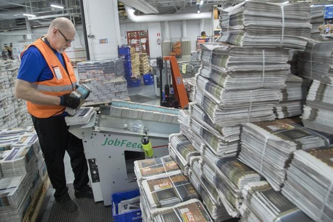 Postinjakaja Jari Haaranen pääsi puolentoista vuoden sairastelun jälkeen työkokeiluun Pasilan postikeskukseen. Kevyempi sisätyö ja mukavat työkaverit piristivät miestä niin, että painostakin putosi kymmenen kiloa. KUVA: COM.PIC / MAURI RATILAINEN