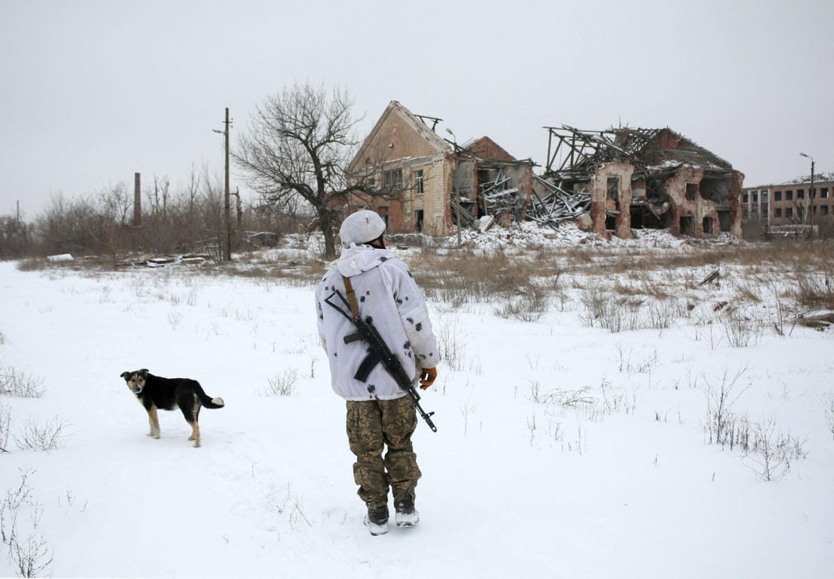 Ukrainalainen sotilas kulki tiistaina lähellä etulinjaa Peskin kylässä Donetskin alueella, jossa Venäjä tukee separatisteja. LEHTIKUVA / AFP
