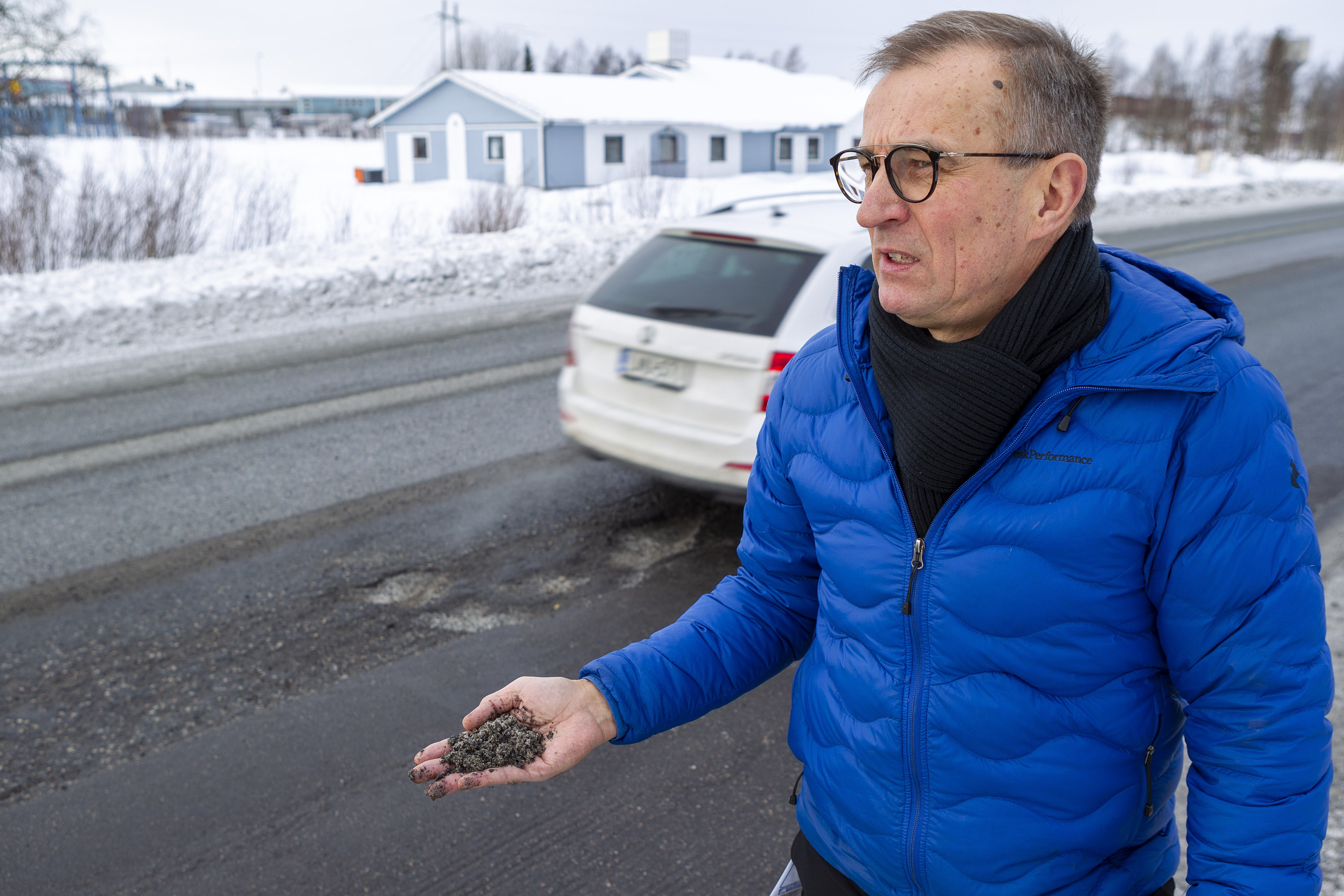 Läpi talven jatkuneet vesikelit ovat tehneet Lapin teistä reikäjuustoa, koska päällysteitä ei ole uusittu ajoissa