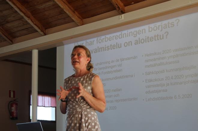 Ympäristöministeriön lainsäädäntöneuvos Leila Suvantola matkasi Korsnäsiin tapaamaan Merenkurkun alueen asukkaita ja toimijoita. Upeassa Molpen paviljongissa järjestetyn tilaisuuden tarkoitus ei ollut vielä päästä yhteisymmärrykseen, vaan keskustella asioista. KUVA: LAURA HELIN