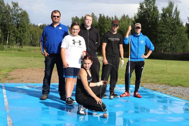 Timo Pitkäkankaan toteuttamalla kentällä treenaavat Henri ja Emmi Pitkäkangas, Juhana Karjanlahti, Ville-Veikko Keski-Levijoki ja Olavi Yli-Mannila. KUVAT: SAILA COLLANDER