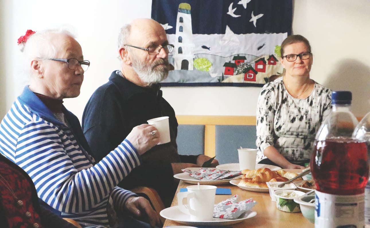 Ommaiskahvilassa juttu lensi vilkkaasti.