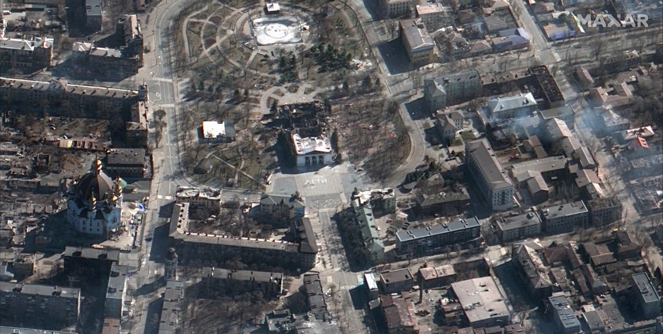 Ilmaiskun tuhoama Mariupolin draamateatteri näkyy 19. maaliskuuta otetussa satelliittikuvassa Maxar Technologies -yhtiöltä. Rakennuksen edustalle maahan on kirjoitettu venäjäksi: Lapsia. Ukrainan eteläinen satamakaupunki on ollut Venäjän pommitusten kohteena yli kolme viikkoa.