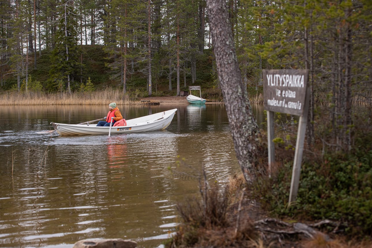Ylityspaikalla täytyy sumplia niin, että molemmille rannoille jää vene.