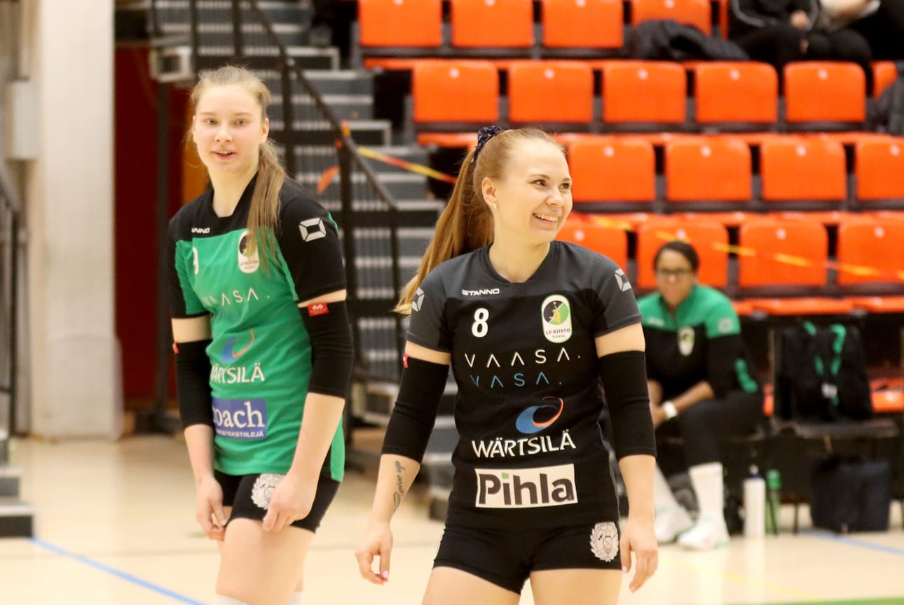 Noora Rasinperän ja Maria Naaskon ilmeet olivat iloiset myös sunnuntaina.