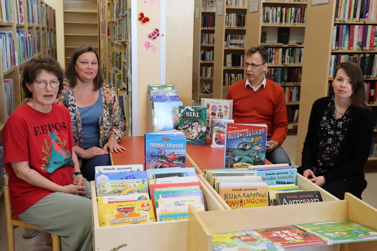 Ritva Vistinmäki, Tarja Puro, Pekka Toivanen ja Mikaela Lövdahl toteavat, että vaikka kirjasto uudistuu, on jotkut asiat hyvä pitää ennallaan. Yksi niistä on lastenosastolla, pöytä ja tuolit ovat pienille kirjastonkäyttäjille tärkeitä.