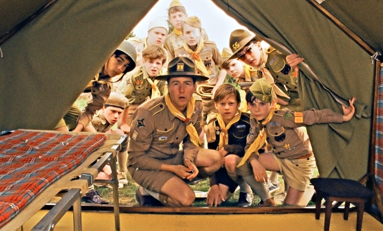 Kaksi lasta rakastuu ja karkaa luonnon helmaan elokuvassa Moonrise Kingdom. Suuren myrskyn lähestyessä heitä etsii kohta lähes koko kaupunki partiolaisista poliiseihin.