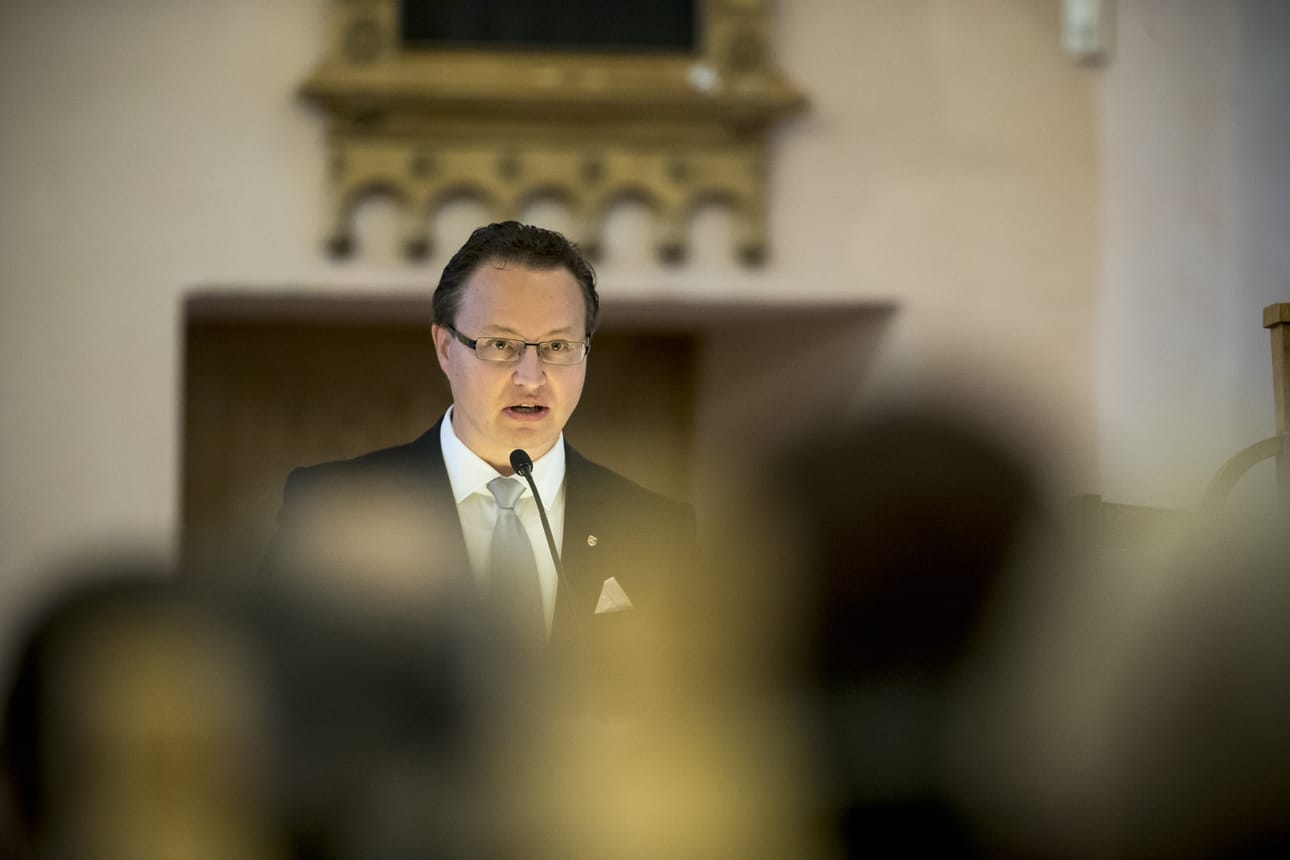 Kaupunginjohtaja Ari Nurkkala luki juhlamessussa toisen lukukappaleen, toisen luki Paula Hyväri.