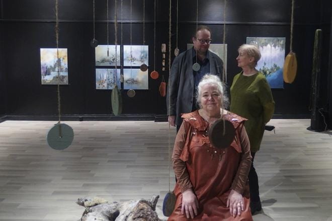 Mirjam Silvénin (edessä), Petri Judinin ja Sirpa Seppelinin yhteisnäyttely tuo ikimetsän kasarmialueen galleriaan. Kuvat: Anne Laurila