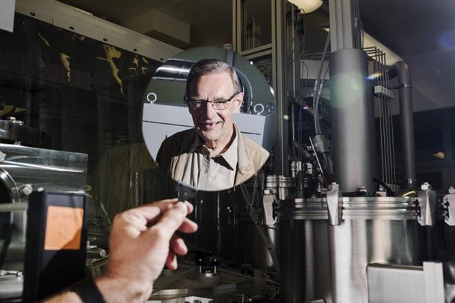 Suomalainen huipputeknologiayritys Picosun valmistaa ALD-reaktoreita, joilla voidaan pinnoittaa esimerkiksi kuvassa olevan kaltaisia kiekkoja. Tuomo Suntola kuuluu Picosunin hallitukseen. KUVA: Silja Viitala
