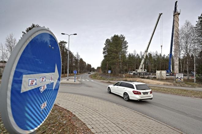 Kasperin lämpövoimalan tontilla alkoi tapahtua tiistaina, ja purkutyö kohdistui vanhan varavoimalan savupiippuun. KUVA: KARI LÖFHJELM