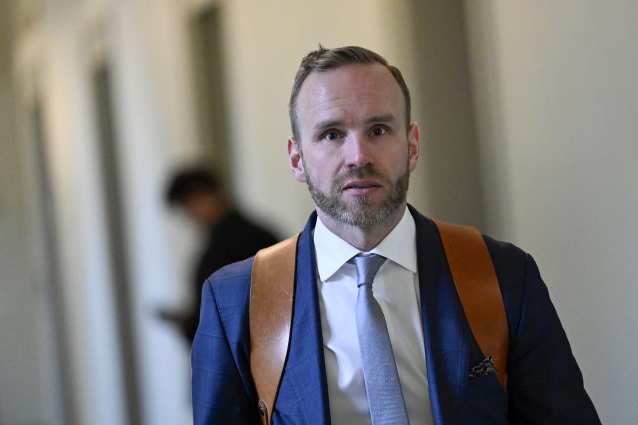 Ministeri Mika Poutala (kd.) sai pahat vammat jalkaansa tehdessään maansiirtotöitä.
