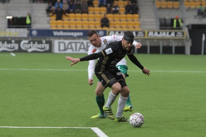 Marc Vales taisteli SJK:n puolustuksessa IFK:n Tommy Wirtasen kanssa. Kuva: Olli-Matti Matihalti