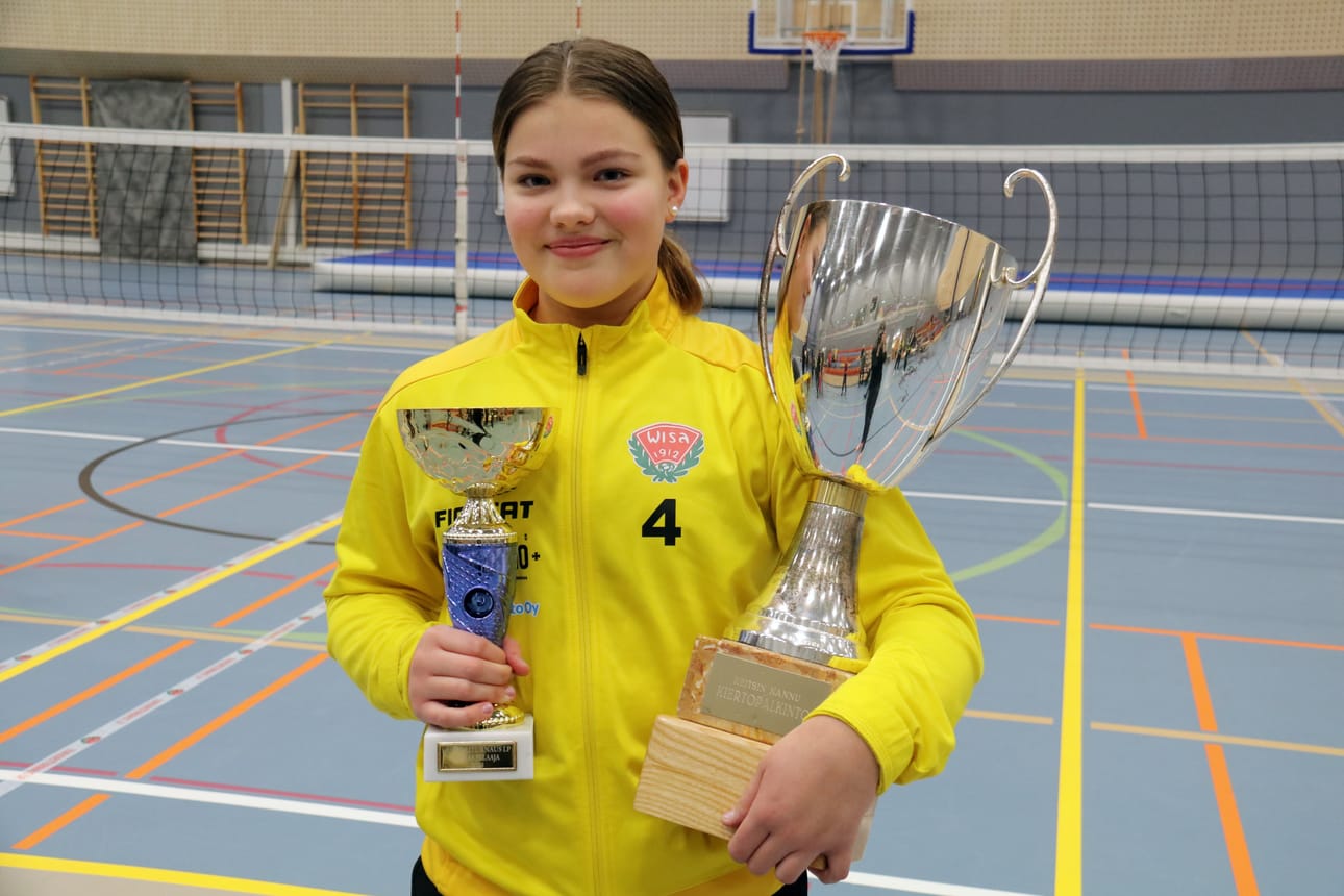 Aada Välimaalla piti loppiaisena kiirettä. Heti, kun junioriturnaus Kauhavan koulukeskuksessa oli saatu päätökseen, hän ja muut C-tytöt kiirehtivät turnausmatkalle Liperiin.