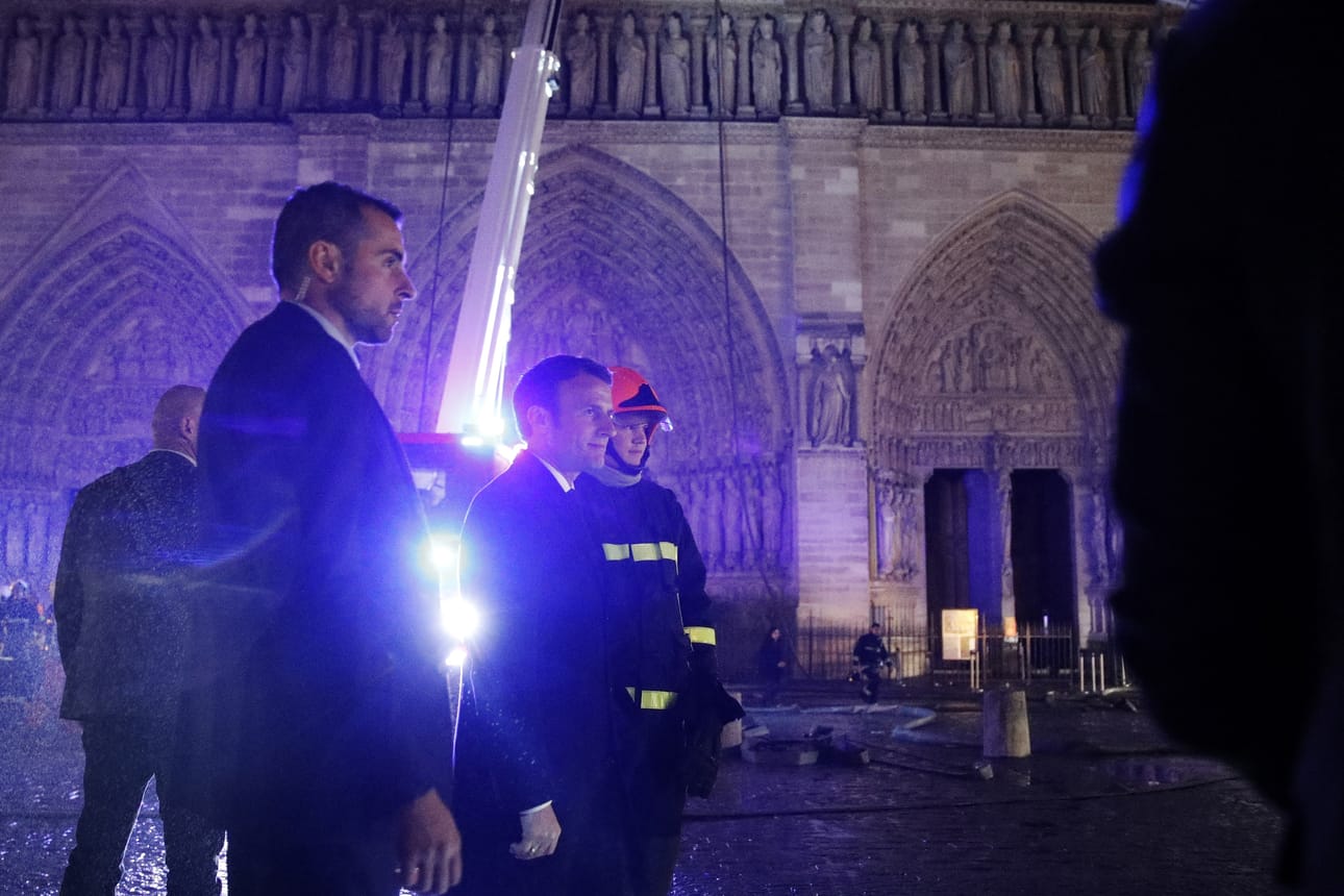 Palopaikalla vieraillut Ranskan presidentti Emmanuel Macron lupasi, että Notre Dame rakennetaan uudelleen. Hän lupasi järjestää myös varainkeruukampanjan.