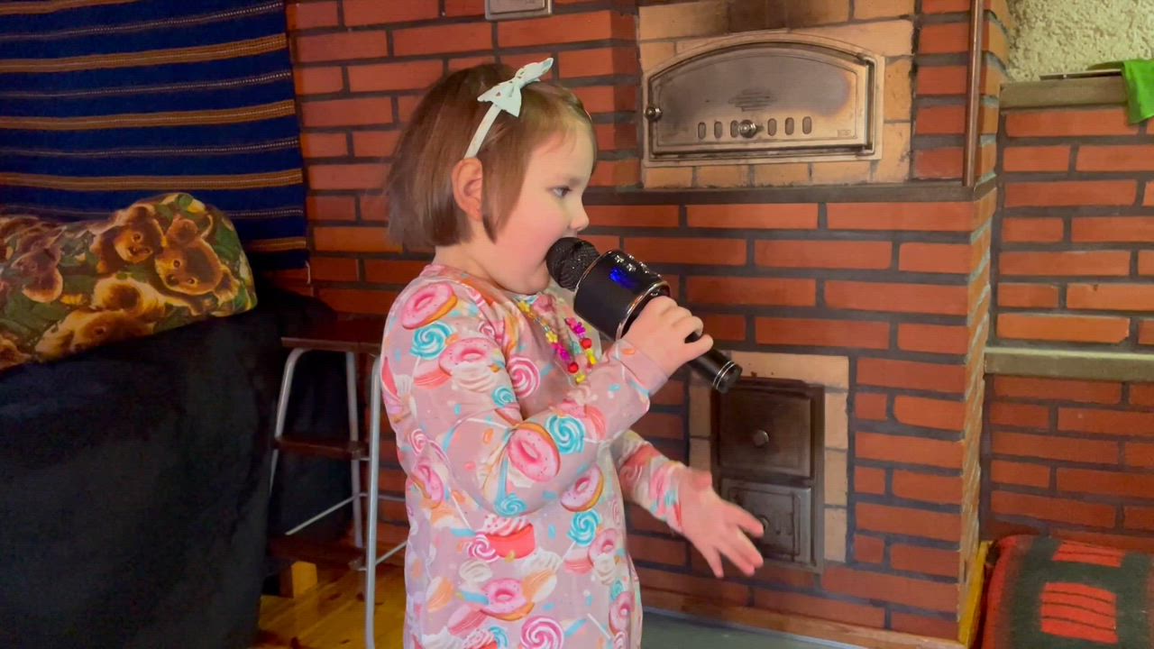Emma Iljana laulaa kaksi laulua: Tuiki tuiki tähtönen ja Piippolan vaarin talo.