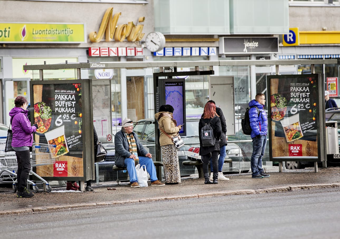 Merikoskenkadun bussipysäkit ja niiden tuntumassa olevat kivijalkakaupat ovat Tuiran ydintä.