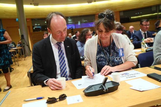 Puheenjohtaja Jussi Halla-aho ja puoluesihteeri Riikka Slunga-Poutsalo valmistautuivat puoluevaltuuston kokouksen alkuun. KUVA: Mauri Ratilainen /Com.Pic