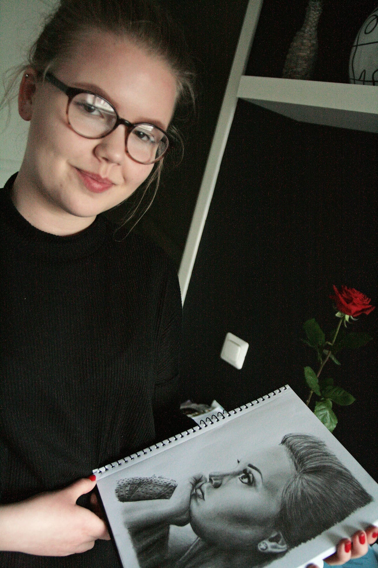 – Yleensä piirrän valokuvasta tai mallista, Iida Vääräniemi kertoo ja esittelee piirtämäänsä kuvaa Adelesta.