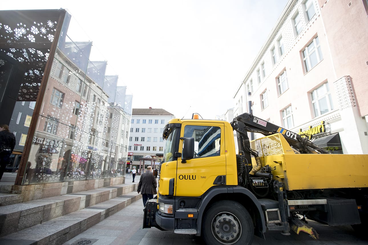 Raskaat ajoneuvot ja betoniporsaat Oulun keskustassa.
