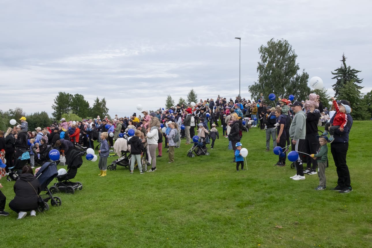 Hollihaan puisto täyttyi heti aamupäivästä lapsiperheistä ja poliiseista.
