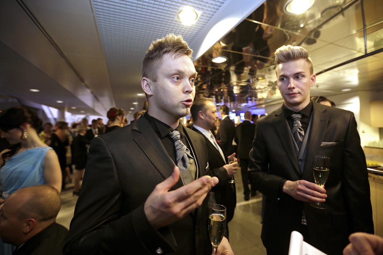 Ylivieskalainen ravintoloitsija Jari Ruonakoski tuli itsenäisyyspäivän juhliin puolisonsa Juha-Matti Timlinin kanssa.