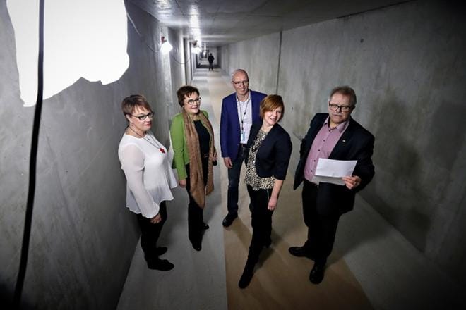 Y- ja M-talojen välisellä maanalaisella yhdyskäytävällä Mediwestin toimitusjohtaja Sari Hautala (vas.), Mediwestin hallituksen puheenjohtaja Anne Niemi, ylilääkäri Antero Lassila, suunnittelukoordinaattori Marja Koivumäki ja projektipäällikkö Tapani Harju.KUVA: TOMI KOSONEN