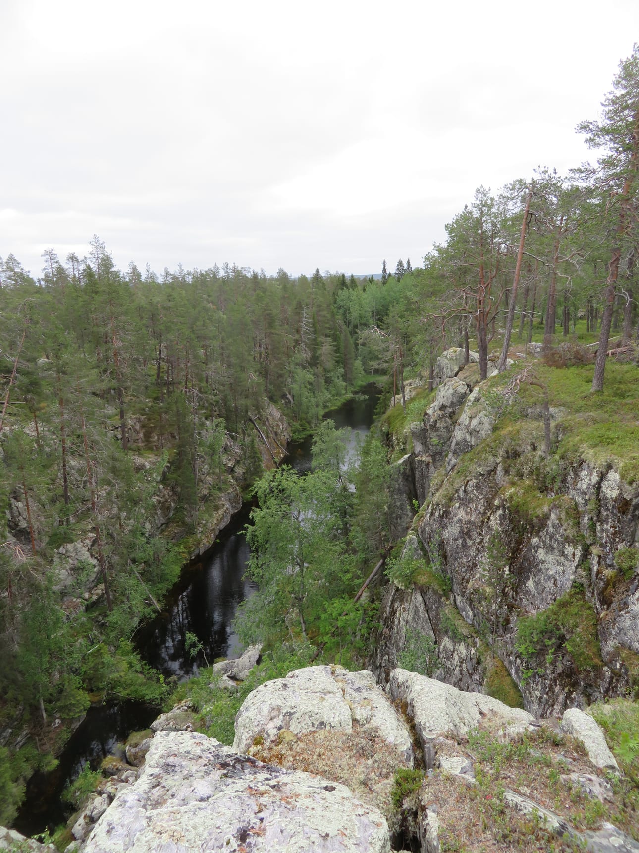 Kalliohalssi on kapea järvi syvien rotkoseinämien välissä. Yksi luontoreittikohteista.