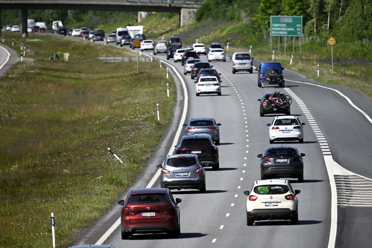 Automäärien odotetaan olevan aattona pääteillä selvästi pienempiä kuin ne tavallisena perjantaina olisivat. Tiet ovat myös juhannuksen vilkkainta liikennepäivää torstaita hiljaisemmat. LEHTIKUVA / Vesa Moilanen