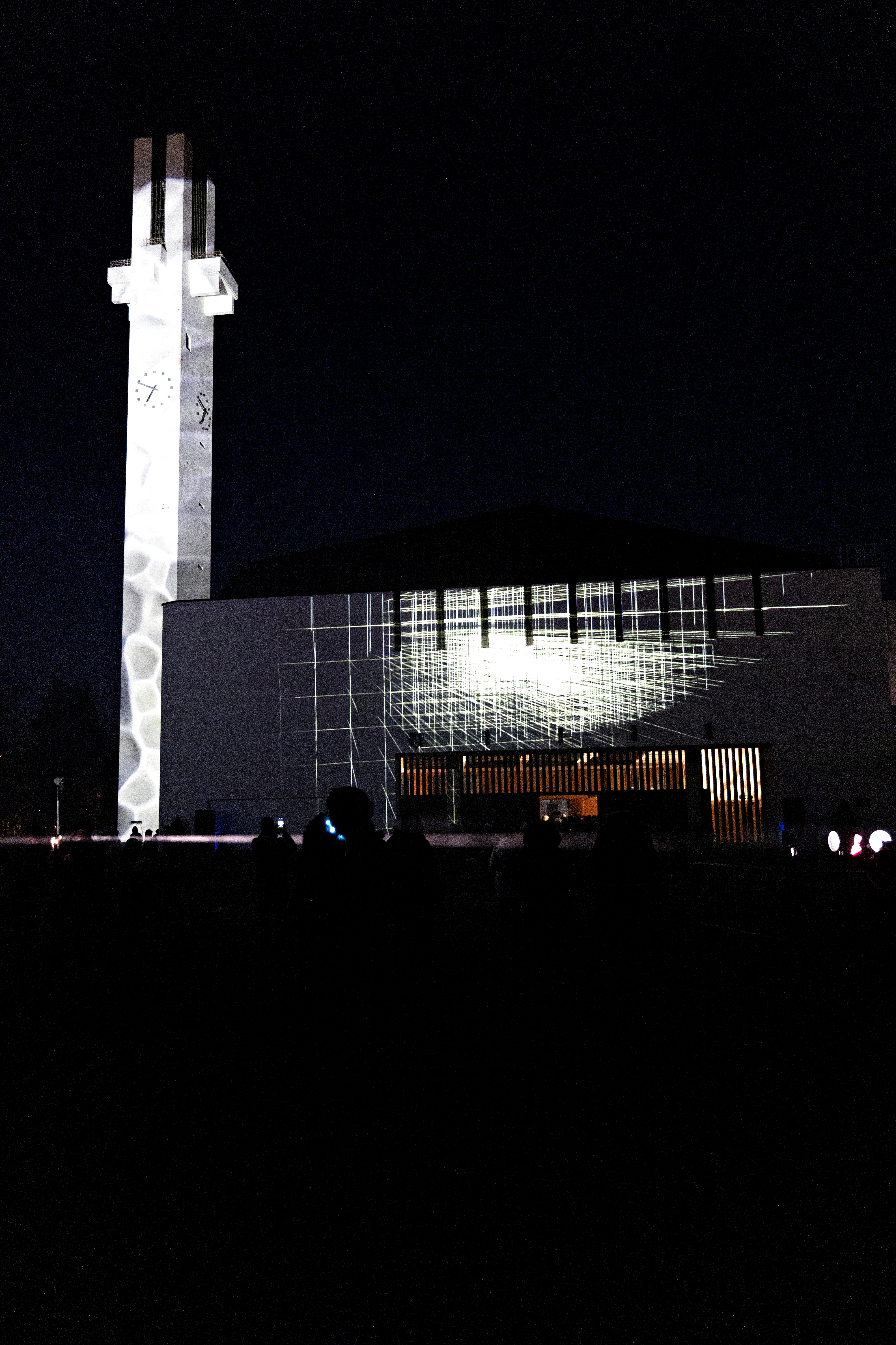 Lakeuden Ristin ulkoseinään heijastettu interaktiivinen videoteos reagoi liikkeeseen.