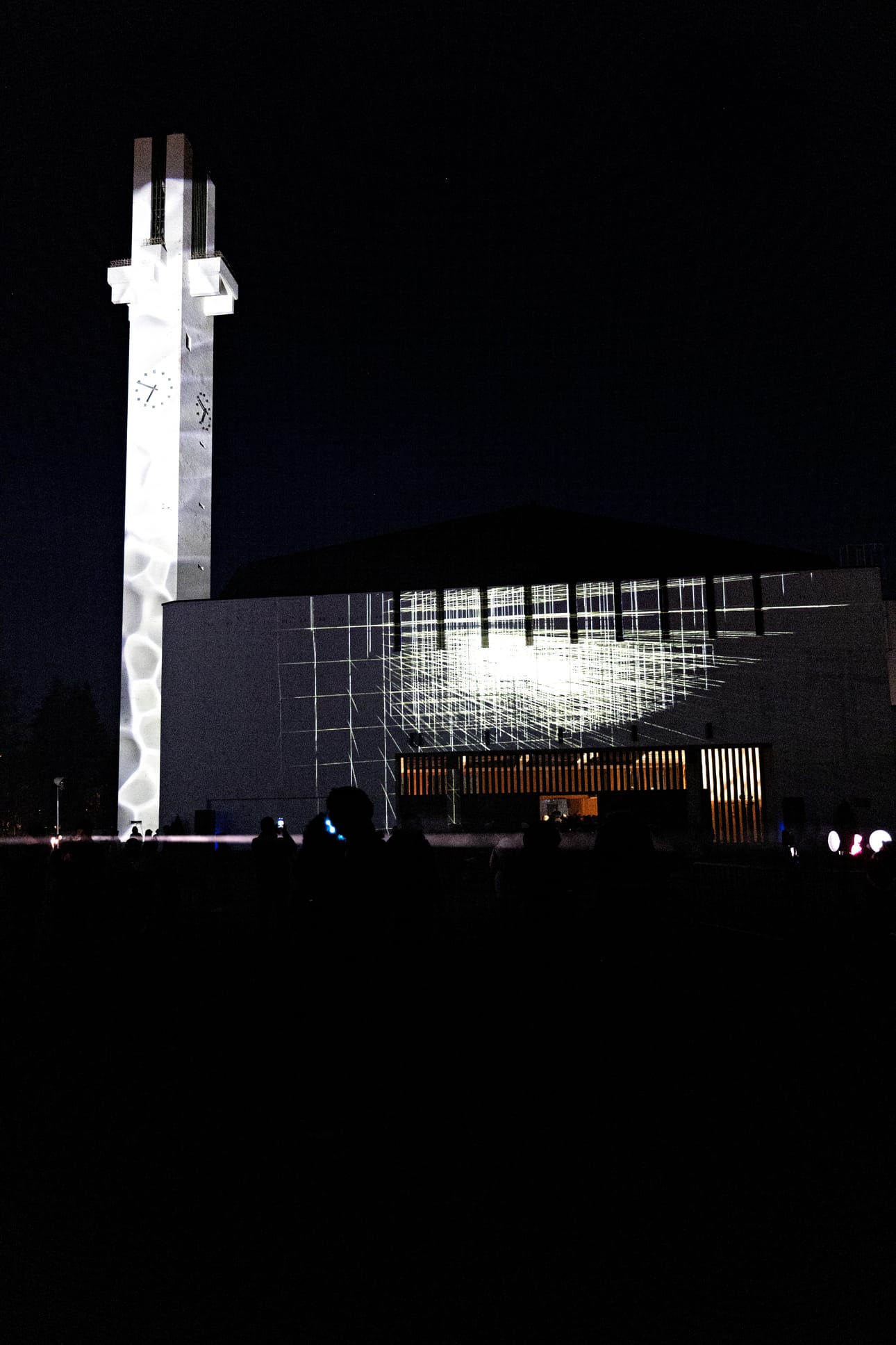 Lakeuden Ristin ulkoseinään heijastettu interaktiivinen videoteos reagoi liikkeeseen.