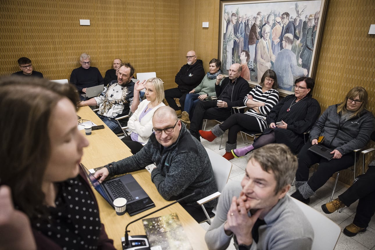 ET-Fuelsin tehdashanke nojaa tuulivoimaan, joka jakaa päättäjiä Ranualla. Arkistokuvassa kunnanvaltuusto pui tuulivoima-asioita.