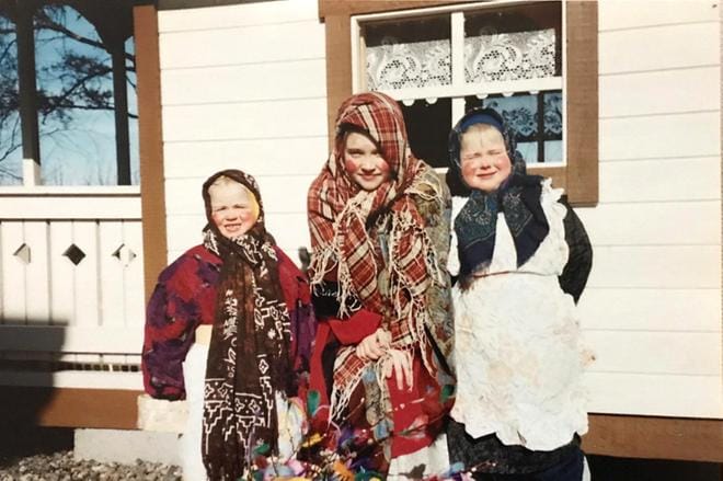 Koivusaaren trullit Karstaperältä vuodelta 2002: Valma Salomäki, Anni Joensuu ja Väinö Salomäki. Kuva: SARI KOIVUSAARI-JOENSUU
