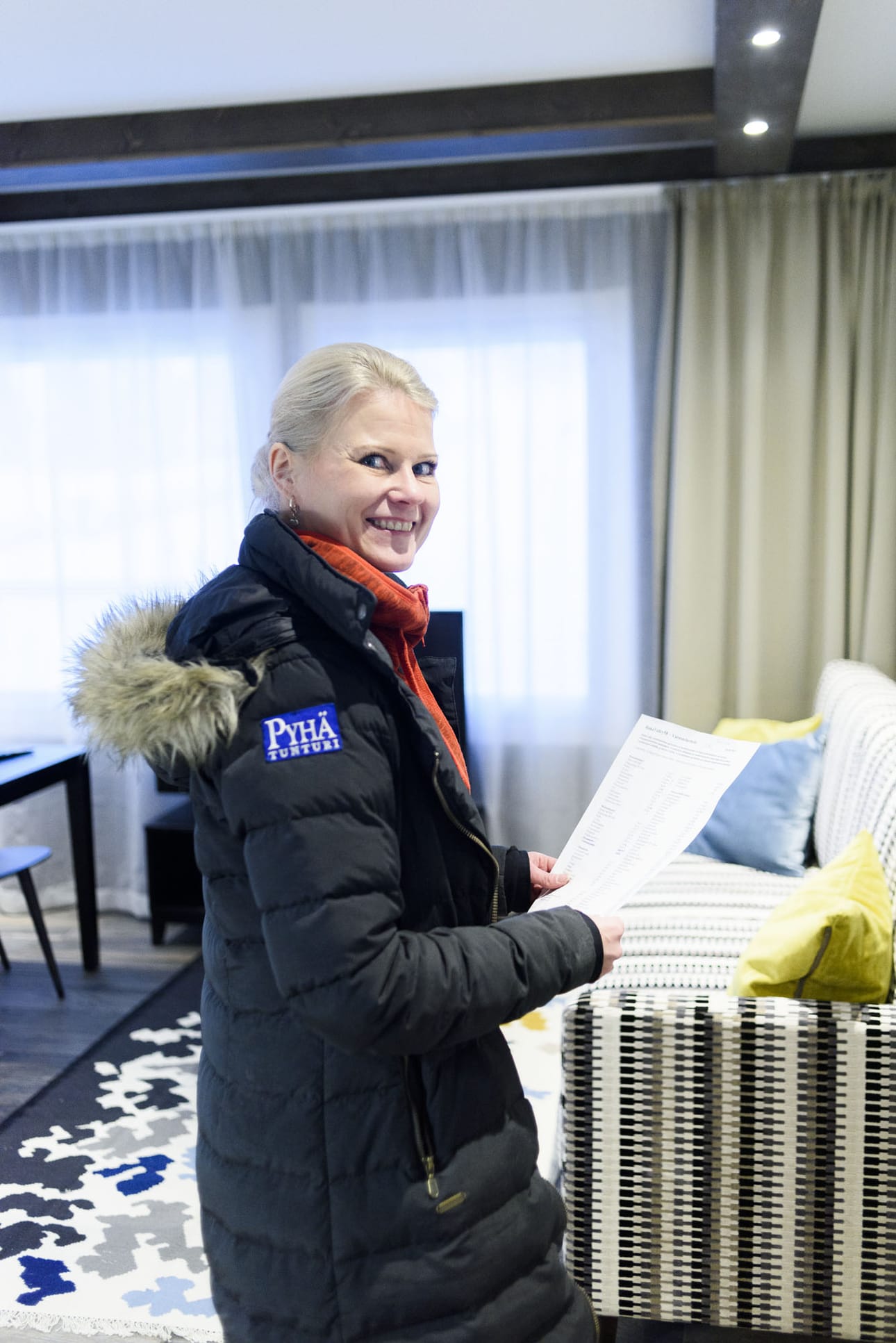 Rukakeskuksen kaupallinen johtaja Kaisa Sirniö tutkii viime hetken tarkistuslistaa hotellin uudessa huoneessa. Kaikki reilassa – ovi kiinni ja avajaisia odottelemaan.