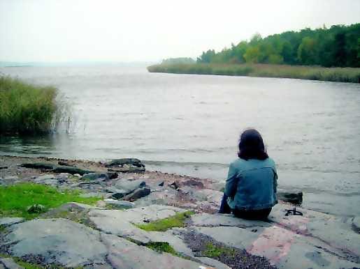 Yksin ei kukaan selviä. Jos murheet painavat mieltä, kannattaa uskoutua luotettavalle ihmiselle.