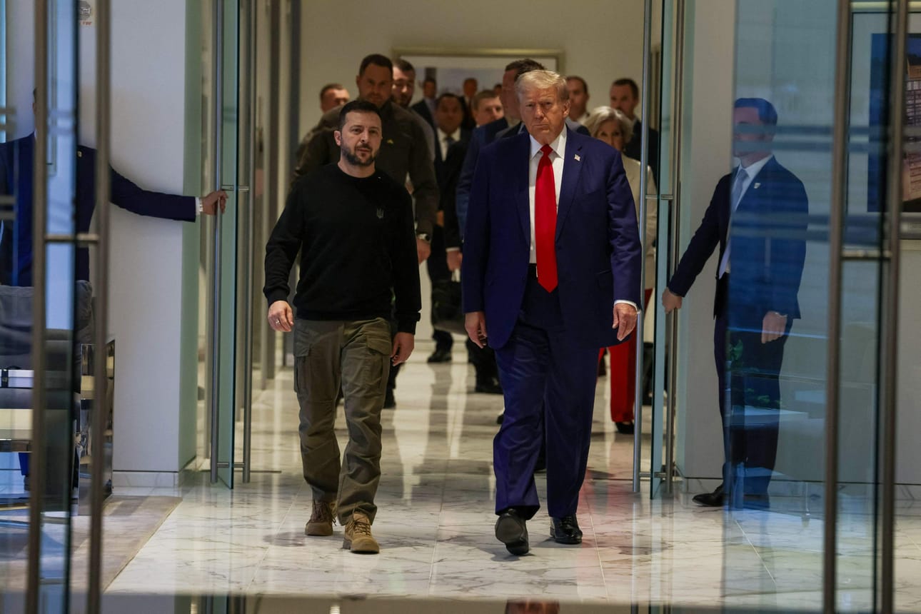 Yhdysvaltain entinen presidentti ja republikaanien presidenttiehdokas Donald Trump tapasi Ukrainan presidentin Volodymyr Zelenskyin perjantaiaamuna paikallista aikaa Trump Towerissa. LEHTIKUVA/AFP