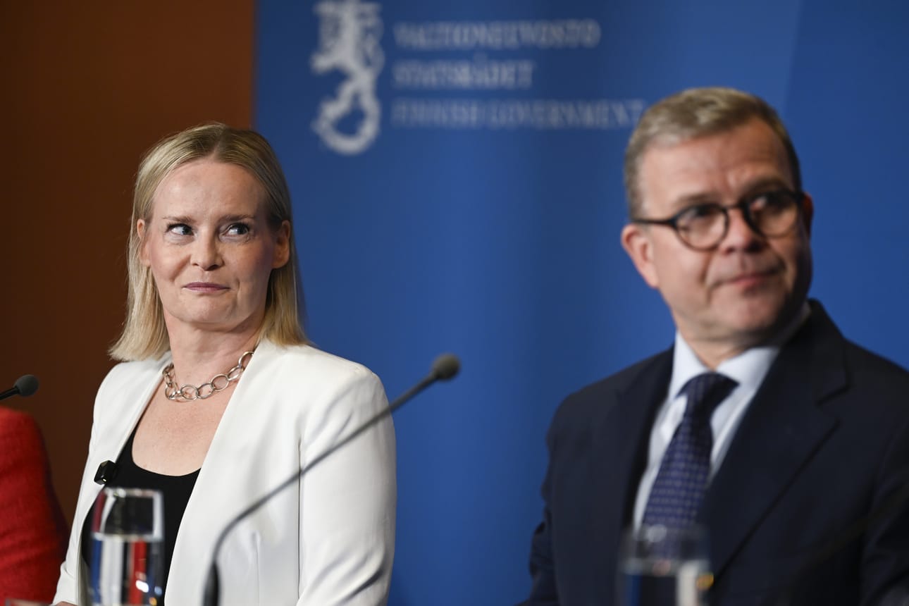 Valtiovarainministeri Riikka Purra (ps.) ja pääministeri Petteri Orpo (kok.) esittelivät vaalikauden viimeisen budjetin medialle tiistai-iltana.