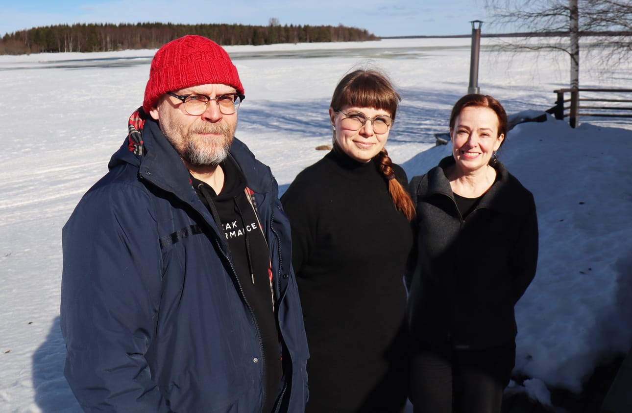 Kaupunginarkkitehti Harri Ryynänen, yliopiston opettaja Jaana Tiikkaja ja apulaisprofessori Anu Soikkeli ovat Kukkolankosken perinnemaisemassa.