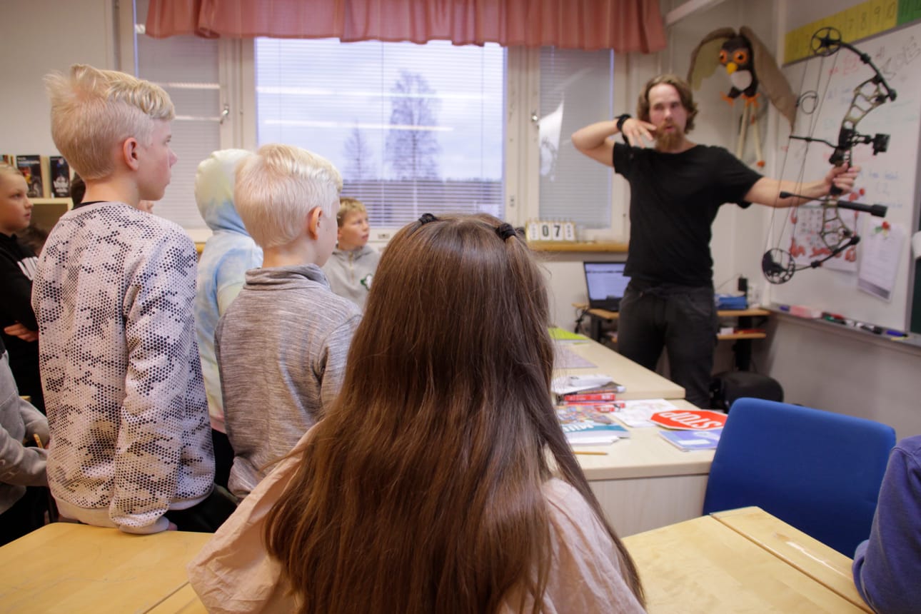 Eräkerho kokoontuu Pyhännän koululla maanantaisin. Kerhoa on pidetty jo puolentoista vuoden ajan. Tänä syksynä on keskitytty metsästäjäntutkintoon valmentavan materiaalin läpikäyntiin.