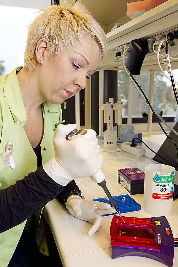 Syöpätutkimus näyttää harvoin dramaattiselta, vaan se on yleensä laboratoriossa tai tietokoneen ääressä työskentelyä. Laboratoriomestari Meeri Otsukka tutkii Oysin rintasyöpäpotilaiden näytteitä. Tarkoitus on selvittää, löytyykö potilaan verinäytteestä PALB2-muutosta. "Tällä menetelmällä voitaisiin erottaa suvusta ne henkilöt, joilla muutos on ja ne, joilla sitä ei ole."