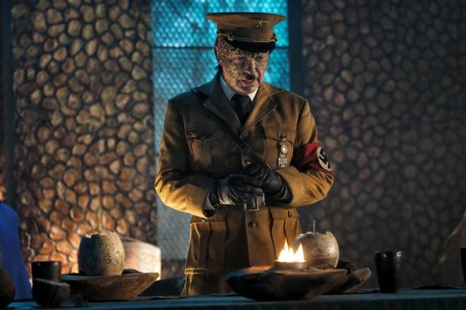 Saksalaissyntyinen näyttelijälegenda Udo Kier on Iron Sky -elokuvasarjan isoin tähti. Nyt ensi-iltansa saavassa jatko-osassa hän esittää sekä kuuführer Wolfgang Kortzfleischia että lisko-Hitleriä.